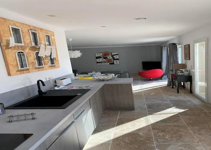 Vila Beautiful With Private Pool Tavel