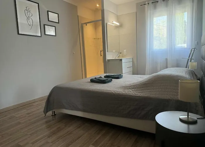 Beautiful With Private Pool Vila Tavel