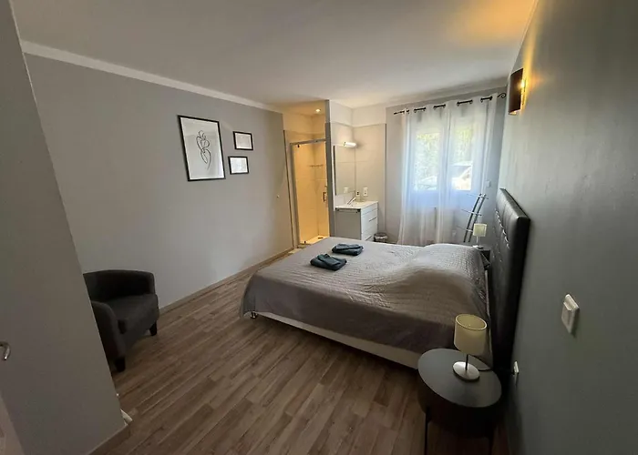 Beautiful With Private Pool Vila Tavel